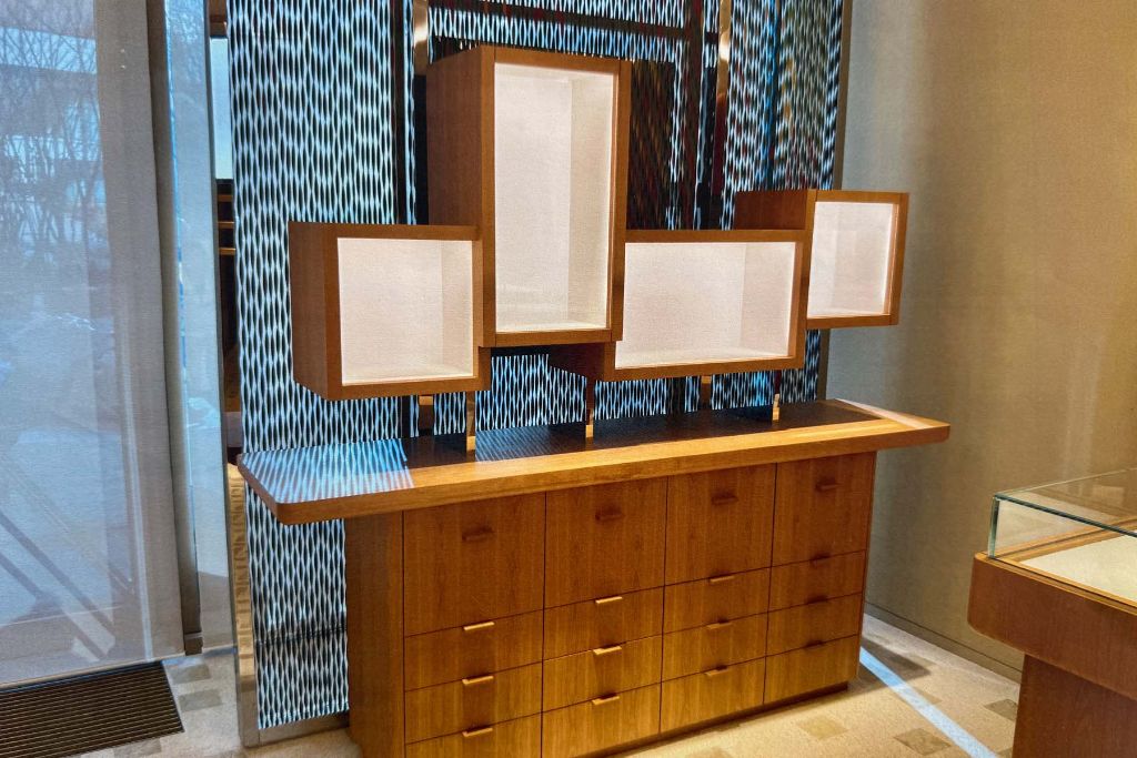 エルメス：木＋金物什器 - 意匠に合わせた金物フレーム設計・製作